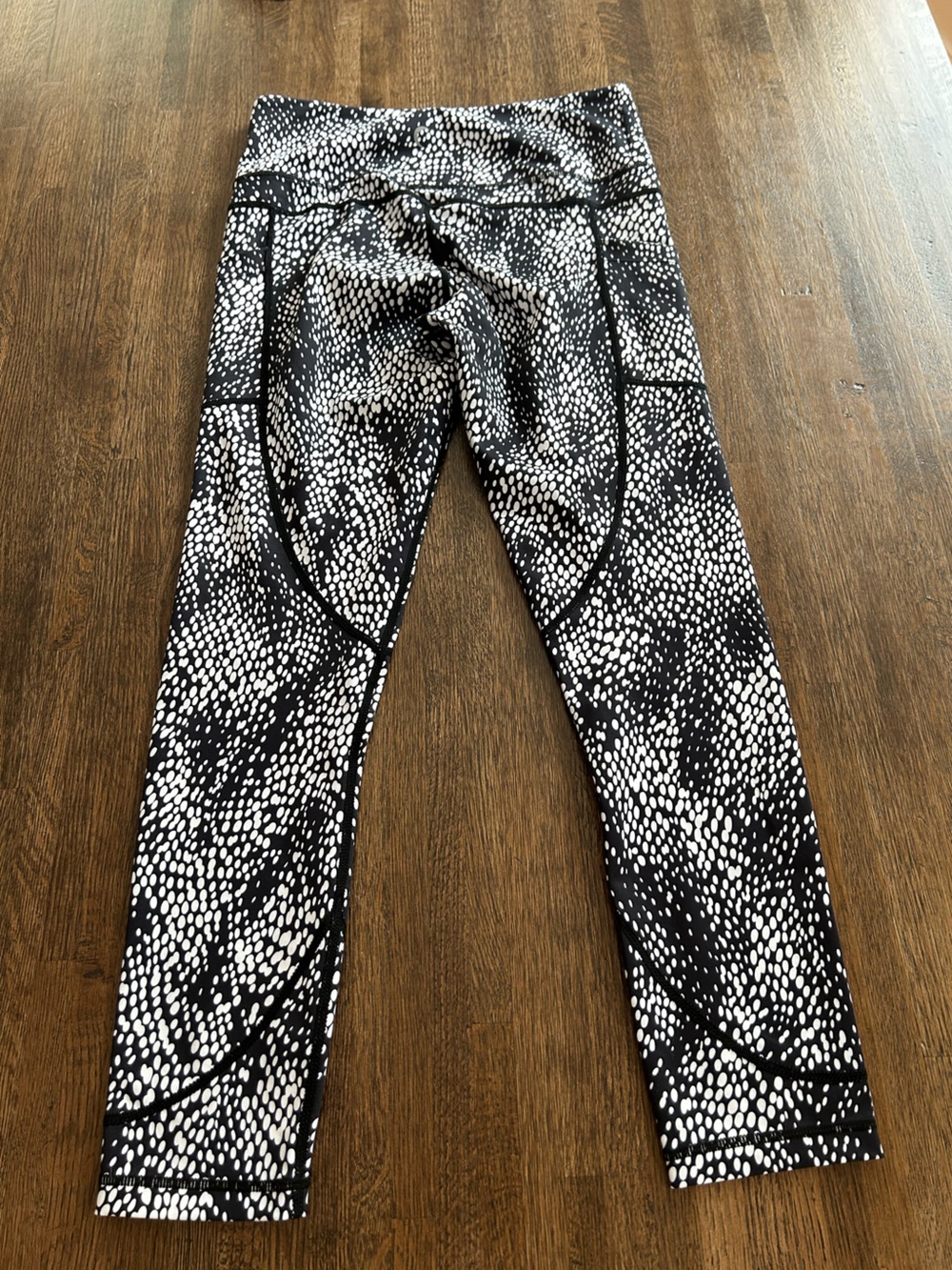 Ziya Active Leggings - Black and white design - Size 6-8 (Medium)